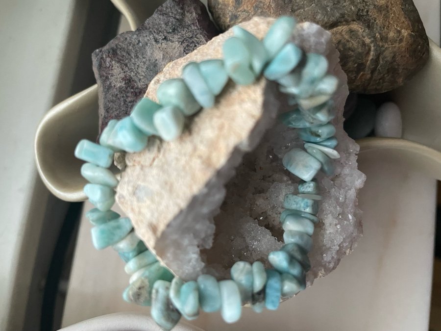 AUTENTISK NATURLIG LARIMAR UNIKT CHIPS ARMBAND