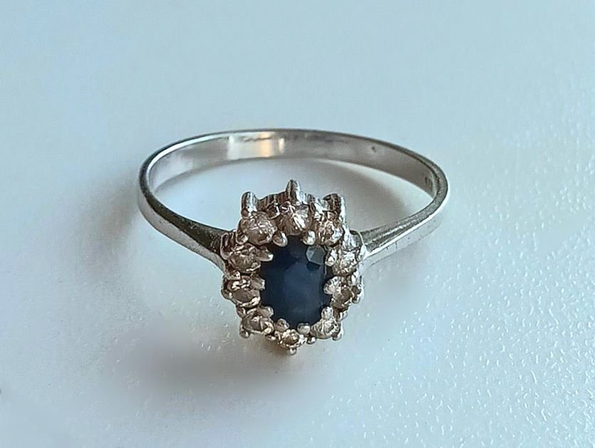 Vacker Ring, Sterling Silver Med Blå  Vita Kristaller 18mm Ø 2 Gram. Toppskick!