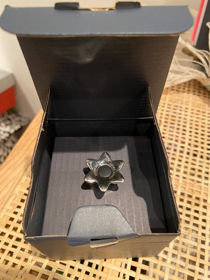 Julklapp - Georg Jensen Nyckelring Flower - Originalförpackning