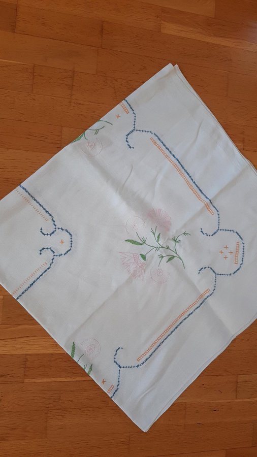 STOR HANDBRODERAD DUK LINNE 136 X 134 CM I FINT SKICK