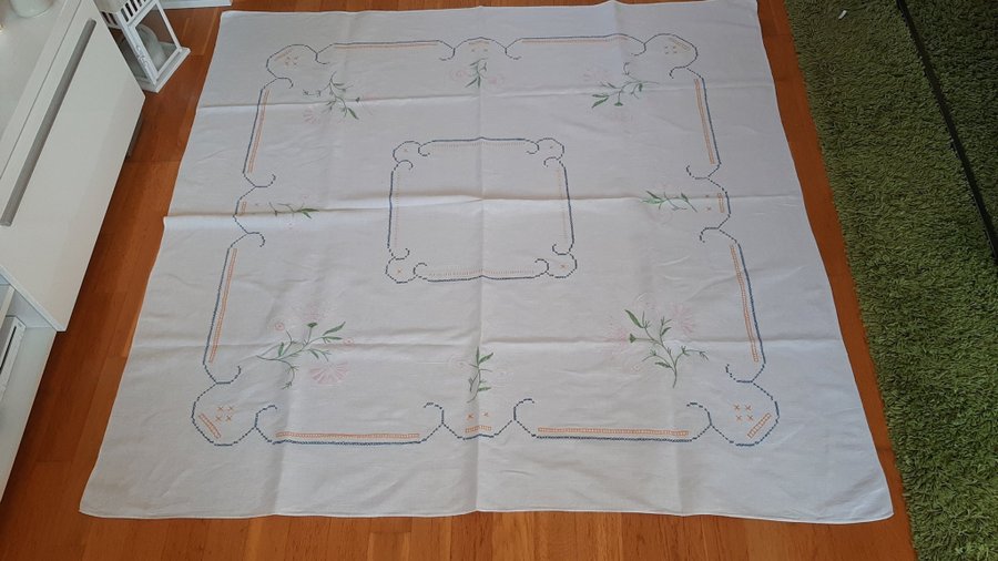 STOR HANDBRODERAD DUK LINNE 136 X 134 CM I FINT SKICK