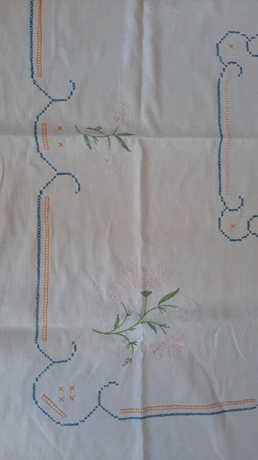 STOR HANDBRODERAD DUK LINNE 136 X 134 CM I FINT SKICK