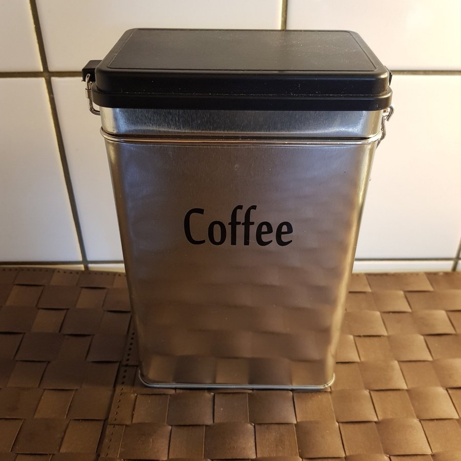 Mormors plåtburk för kaffe, från ICA, med möjlighet att klämma fast plastlock.