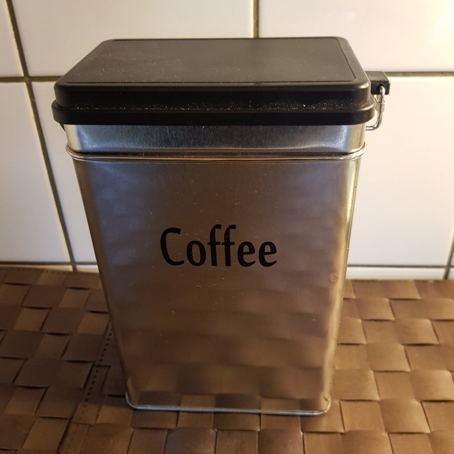 Mormors plåtburk för kaffe, från ICA, med möjlighet att klämma fast plastlock.