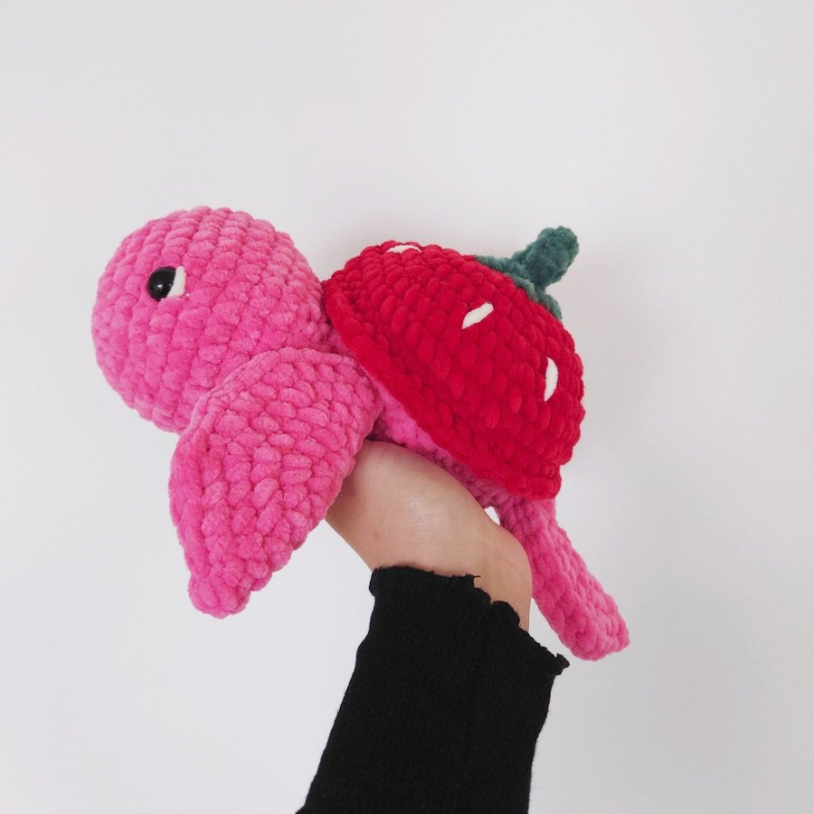 Handgjord amigurumi-sköldpadda med jordgubbsrygg handmade crochet plush