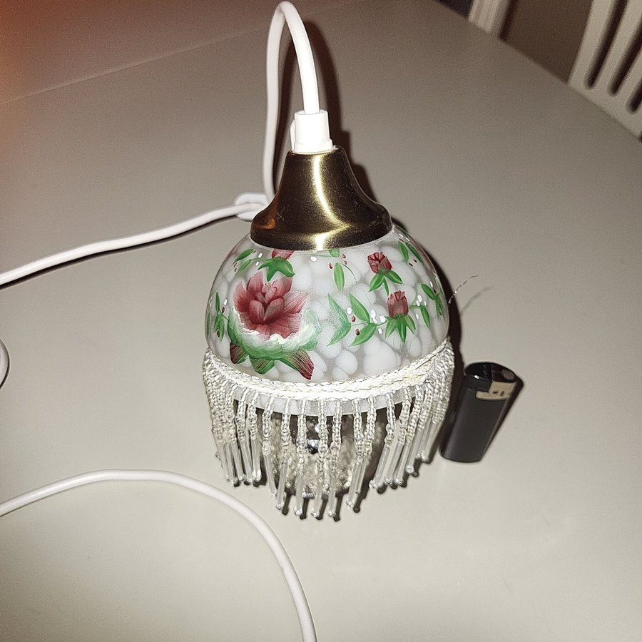 Fönster lampa med pärlfrans målade blommor o blad