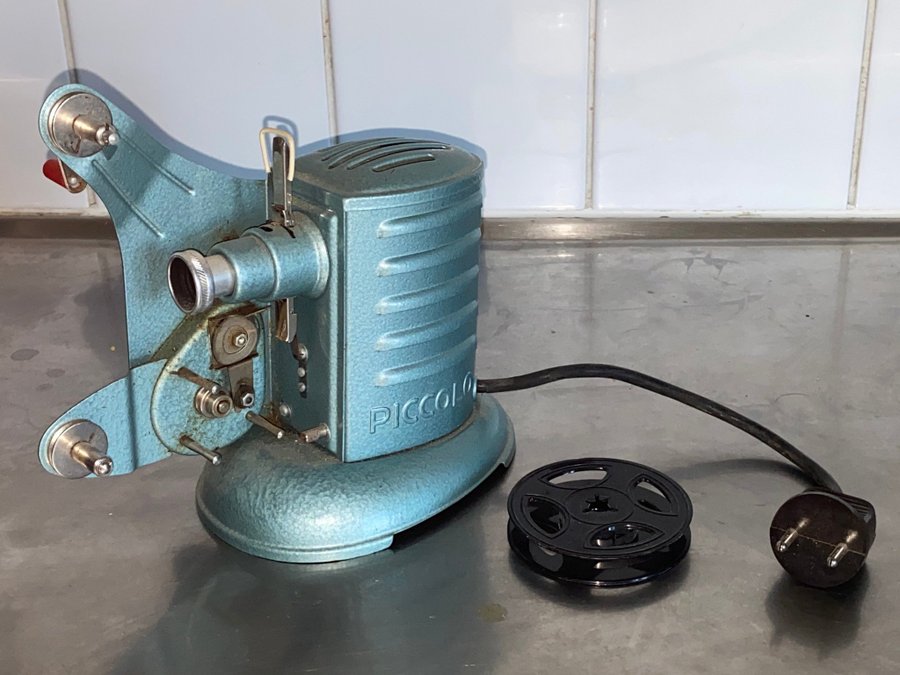 Gammal liten filmprojector PICCOLO för 16 mm smal film - Projektor handvev +++++