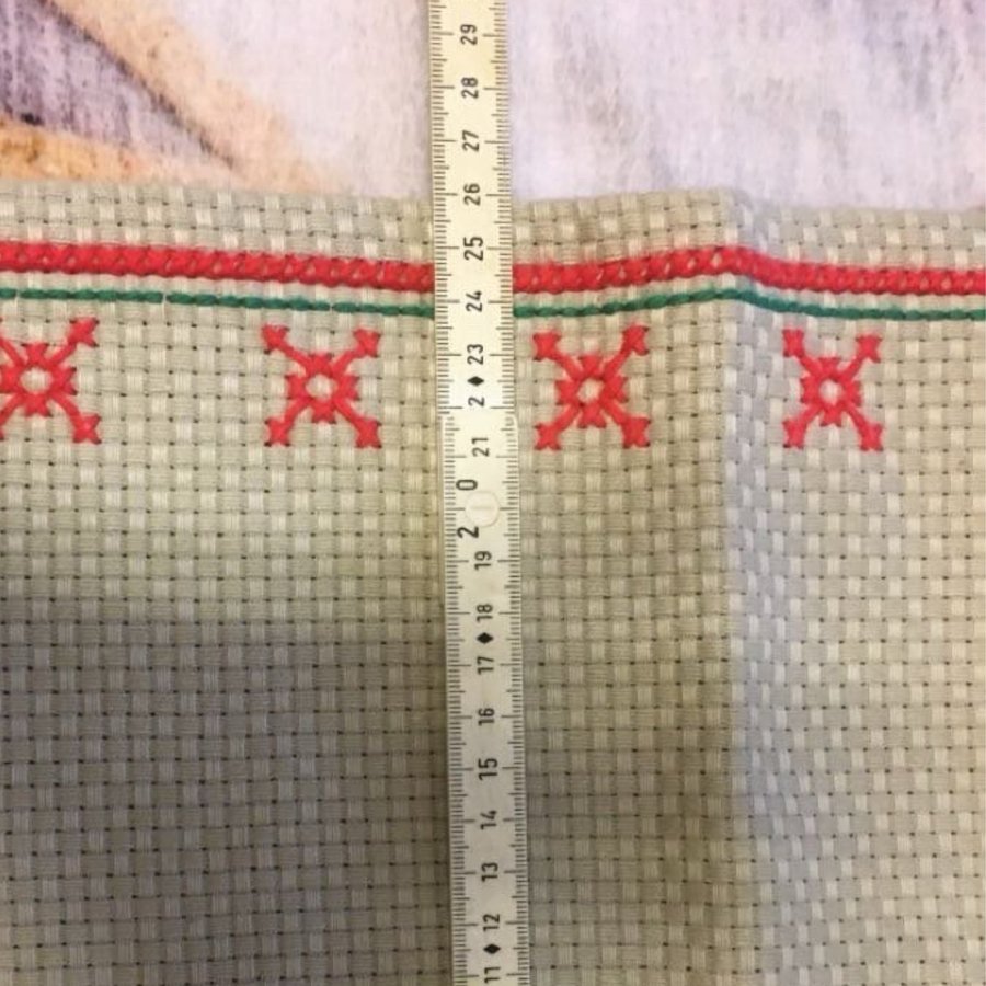 Handbroderad julduk i kraftig aidaväv 80/26 cm