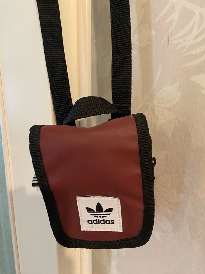 Ny Adidas Mini Väska