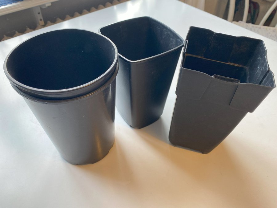 Plastkrukor större svarta 3 storlekar 4 st