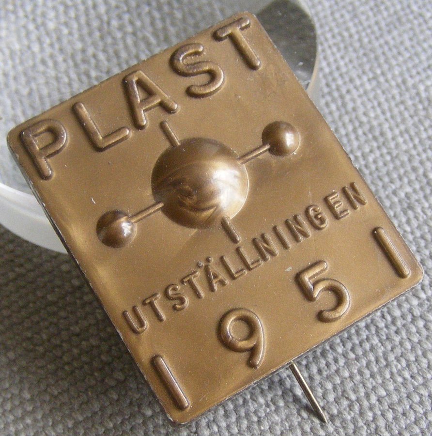 PLAST UTSTÄLLNINGEN 1951ett STORT NÅLMÄRKE i UTMÄRKT SKICKUDDA OBJEKT!