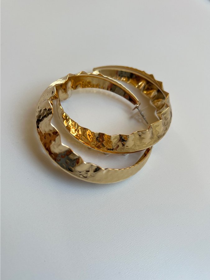 Gorgeous Y2K golden color hoop earrings