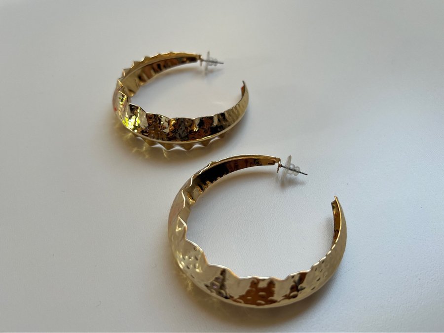 Gorgeous Y2K golden color hoop earrings