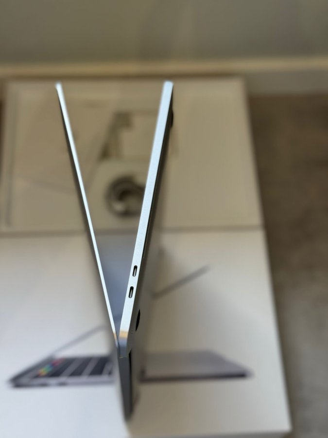 Macbook Pro 2019 / 256 SSD / 16 RAM / 13 Tum'' Touchbar