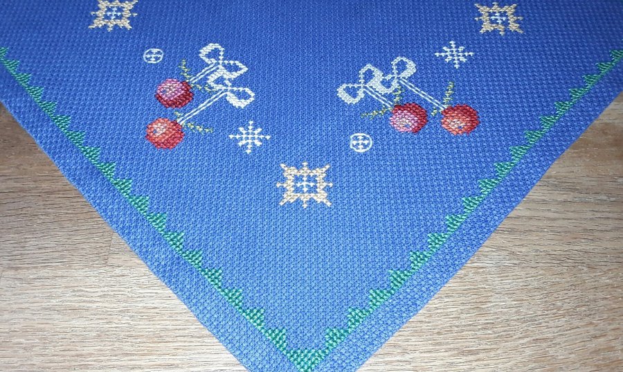 Retro Handbroderad äldre blå DUK med röda fina ÄPPLEN 37 cm x 37 cm