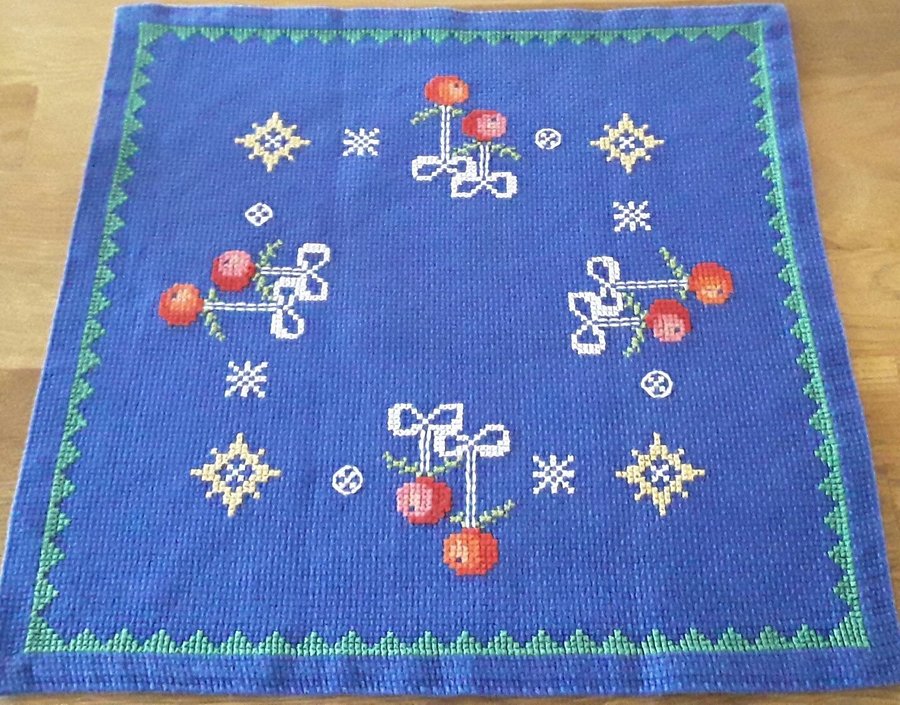 Retro Handbroderad äldre blå DUK med röda fina ÄPPLEN 37 cm x 37 cm