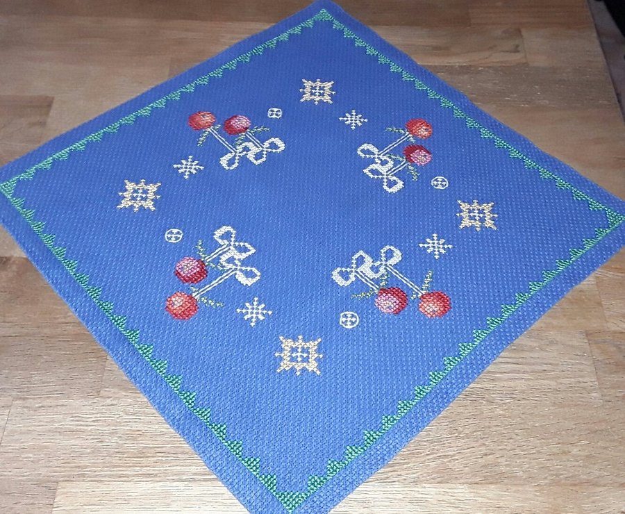 Retro Handbroderad äldre blå DUK med röda fina ÄPPLEN 37 cm x 37 cm