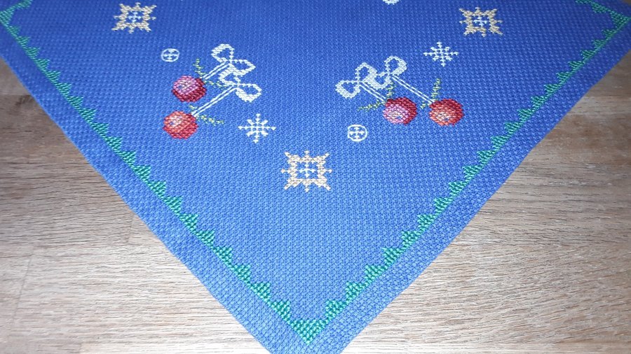 Retro Handbroderad äldre blå DUK med röda fina ÄPPLEN 37 cm x 37 cm