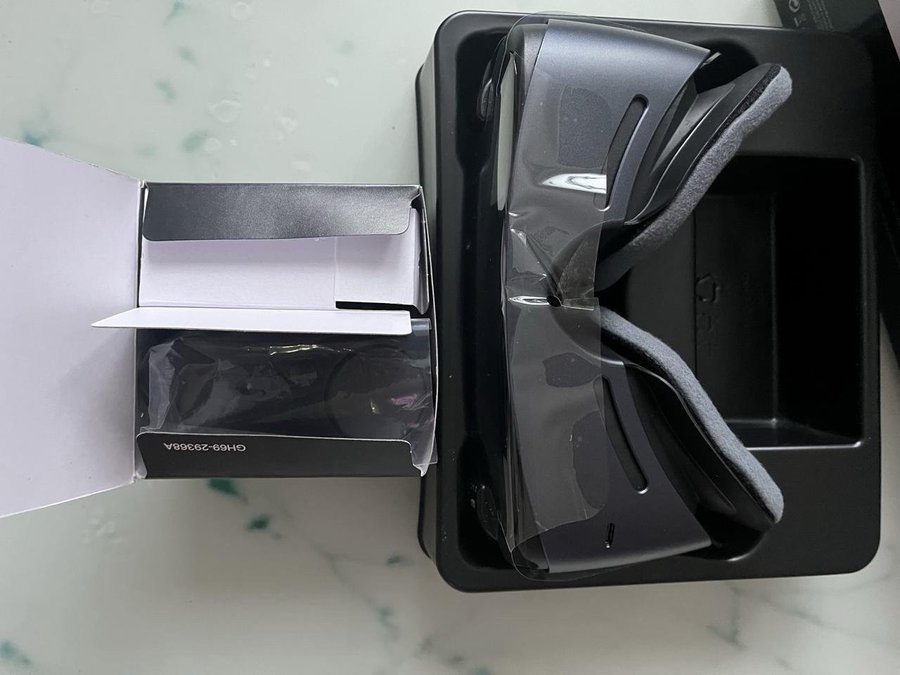 Samsung Gear VR med kontroller helt ny oanvänd