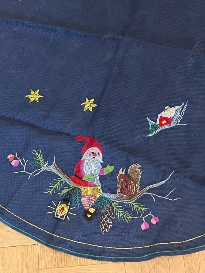 Underbar retro Julgransmatta. Broderad Tomte,domherre,ekorre.