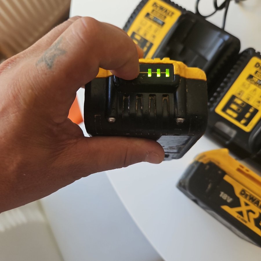 2Dewalt Batterier och 2 Laddare