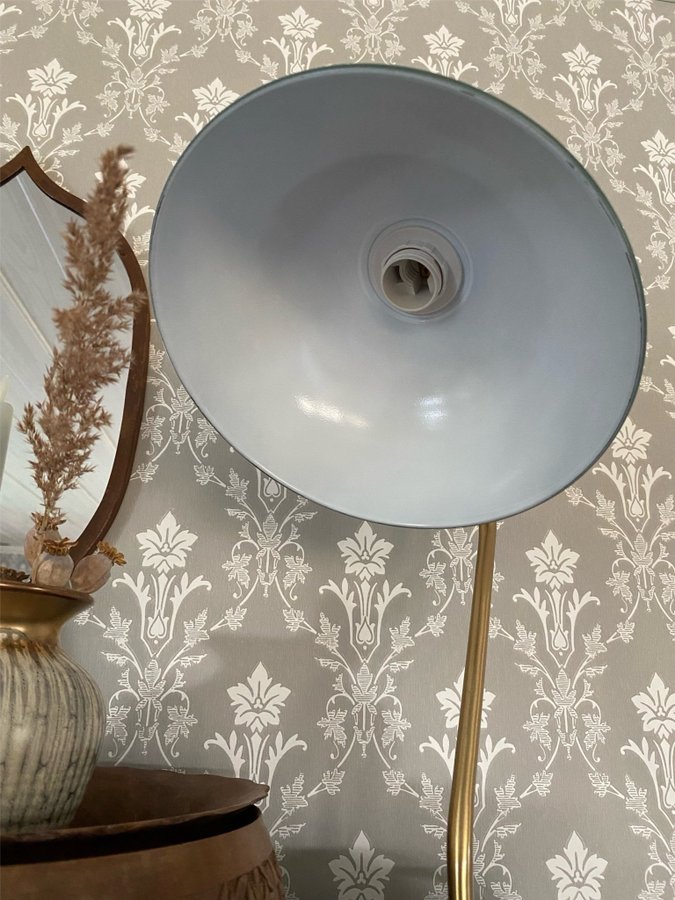 GRÖN BORDSLAMPA MED MÄSSING FOT GAMMELGRÖN LANTLIGT SHABBY CHIC BY RYDENS RETRO