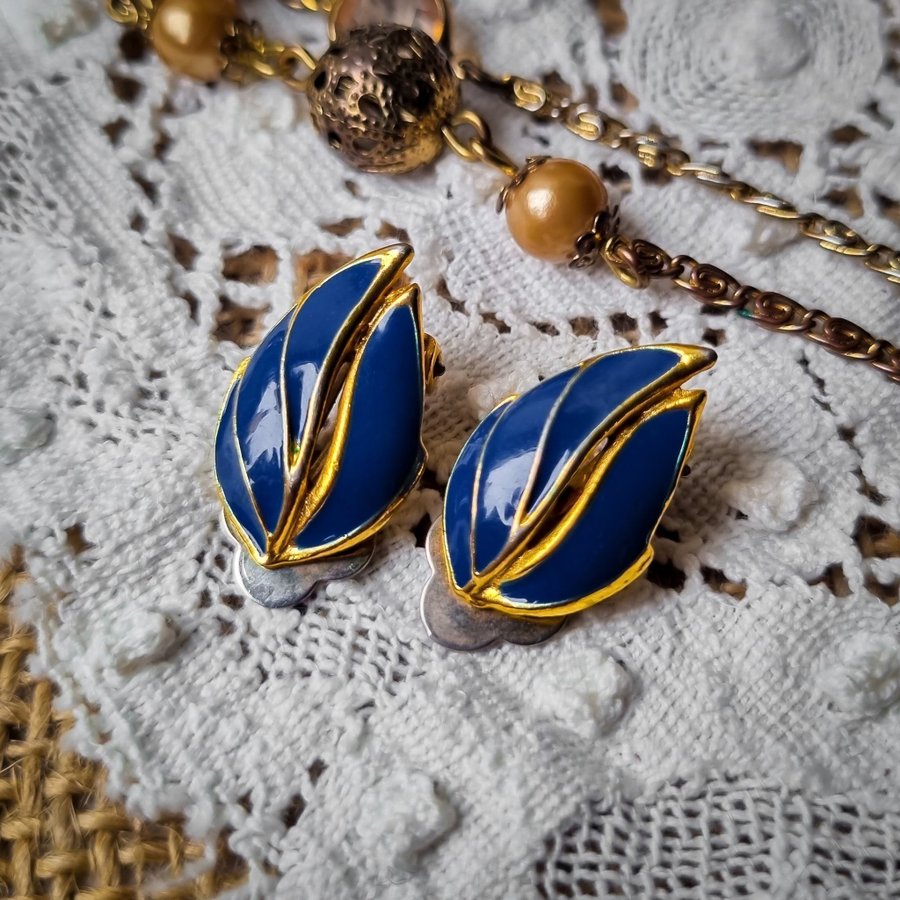 Beautiful French Vintage 1960s 1980s Gold Leaf Tulip Shaped Clip On Earrings