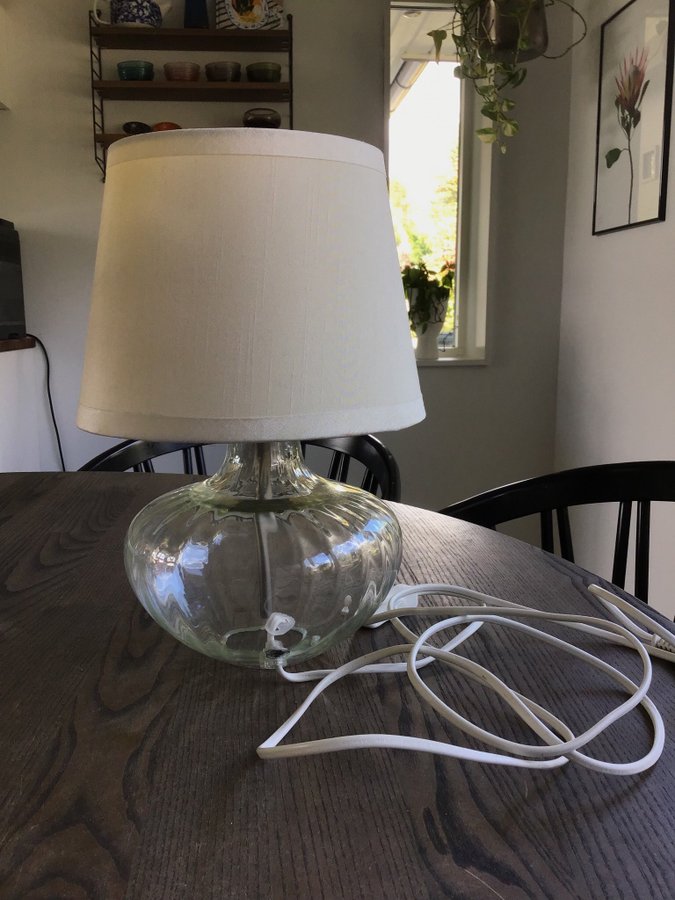 IKEA bordslampa med fot i glas och gräddvit skärm Jonsbo Egby