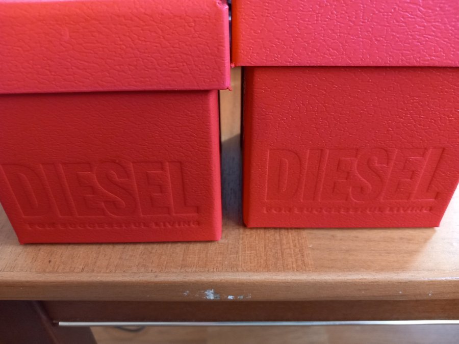 # 2 Äkta Klockan DIESEL , Helt Nya i Originalförpackning :