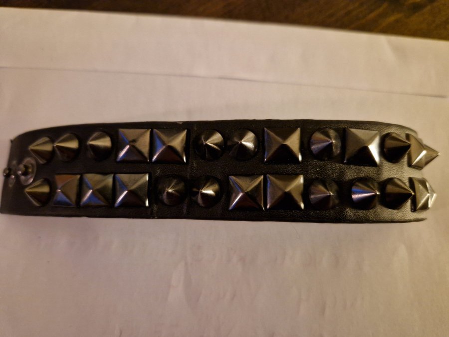 Läderarmband med metallnitar