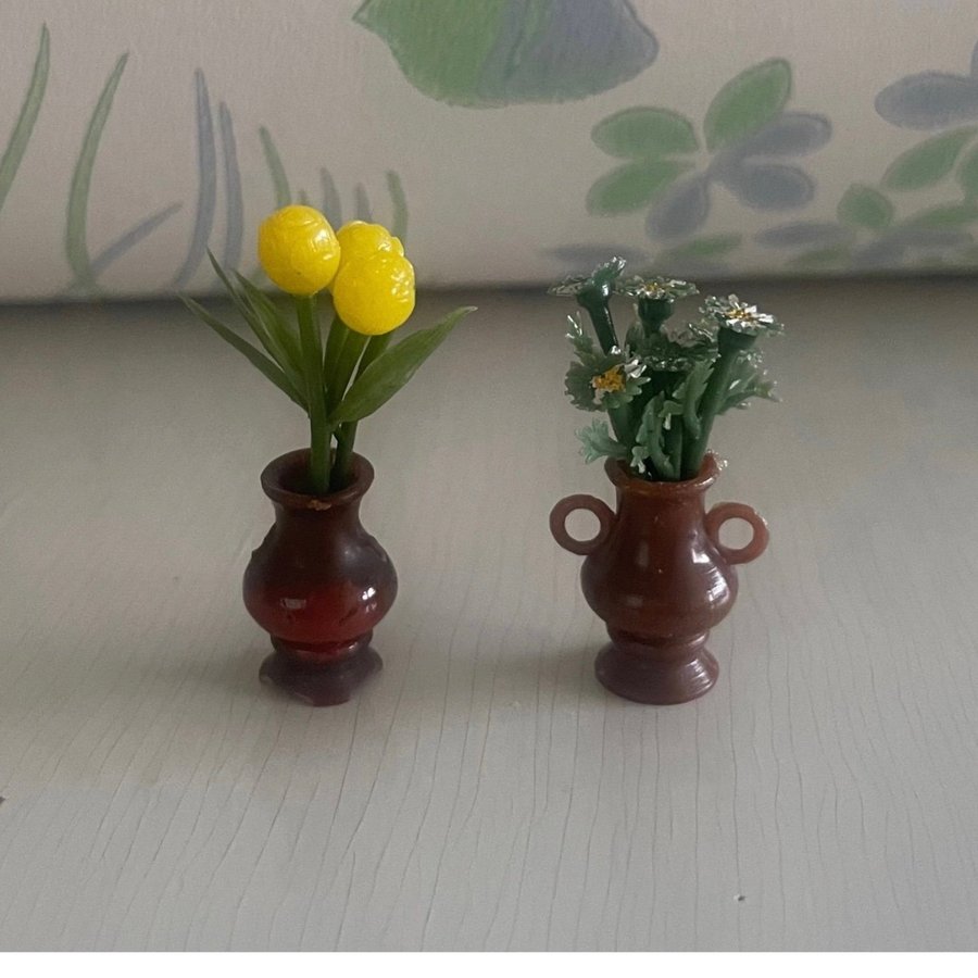 Två vaser med blommor till dockskåp Lundby