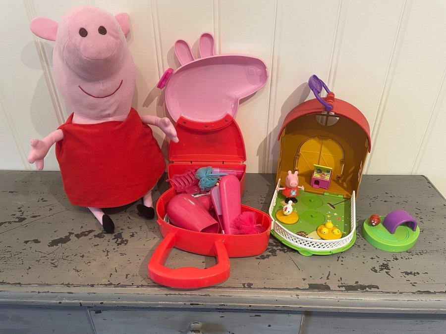 Peppa Greta Gris Lekset med hus och tillbehör Bondgård Frisörväska