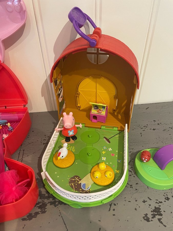 Peppa Greta Gris Lekset med hus och tillbehör Bondgård Frisörväska