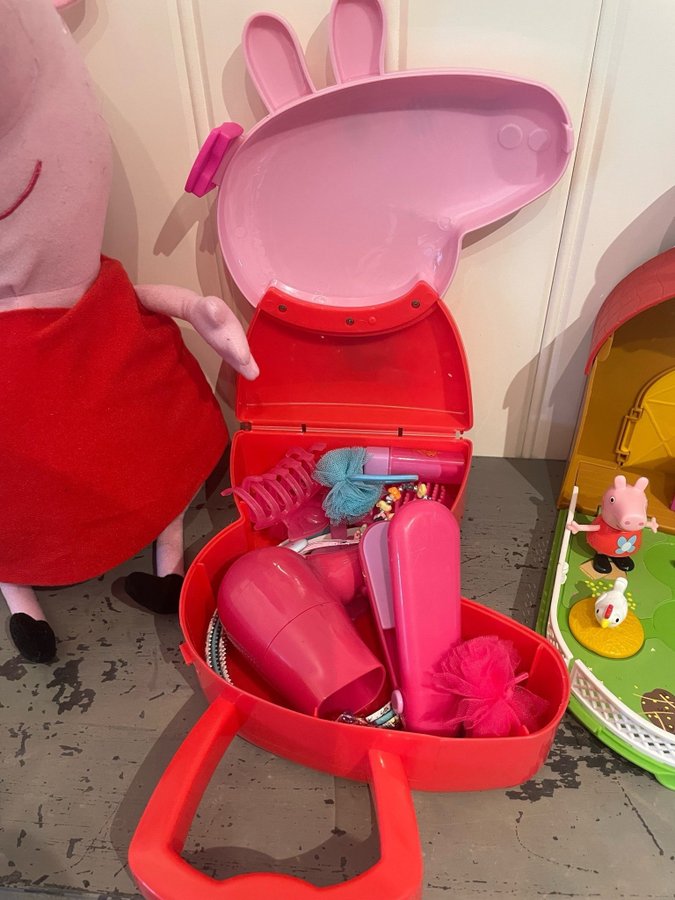 Peppa Greta Gris Lekset med hus och tillbehör Bondgård Frisörväska