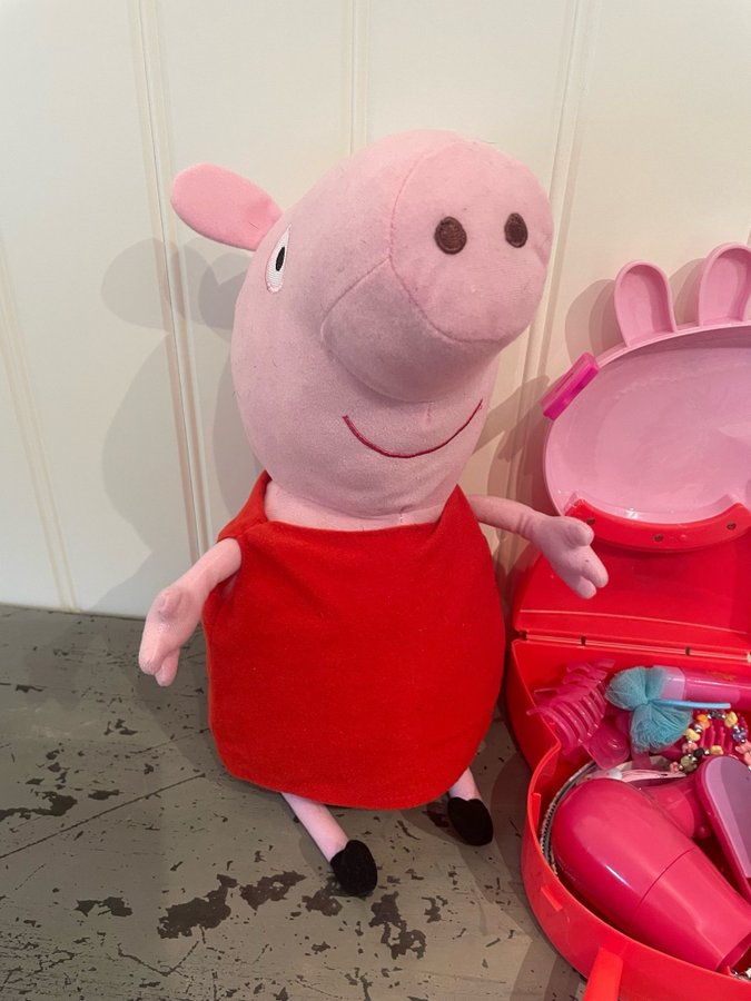 Peppa Greta Gris Lekset med hus och tillbehör Bondgård Frisörväska