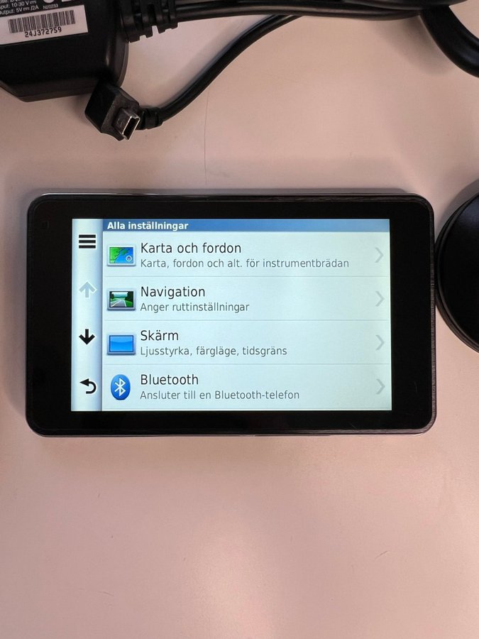 Garmin GPS med sugkoppsfäste och laddare.funkar helt perfekt