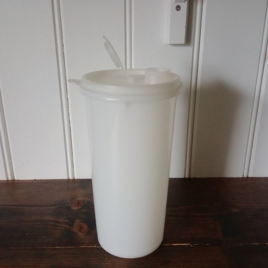 Tupperware cylinder kanna 1,5l med vätsketät