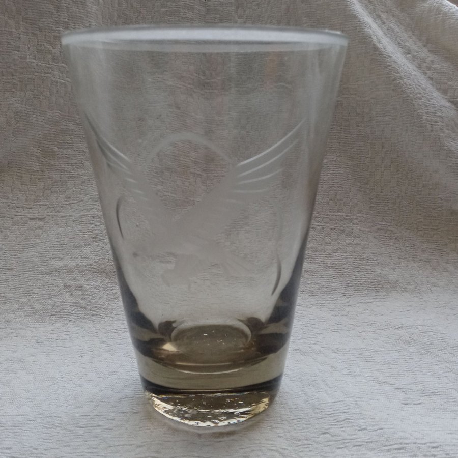 Glas, vas med slipad örn. Rökfärgad