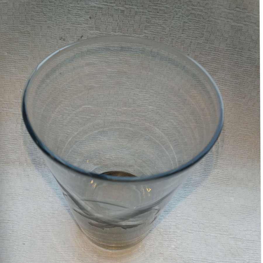 Glas, vas med slipad örn. Rökfärgad