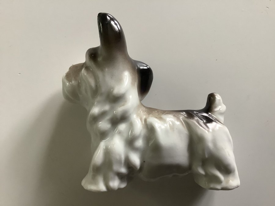 Underbar Skotsk terrier hund porslin figurin antik souvenir