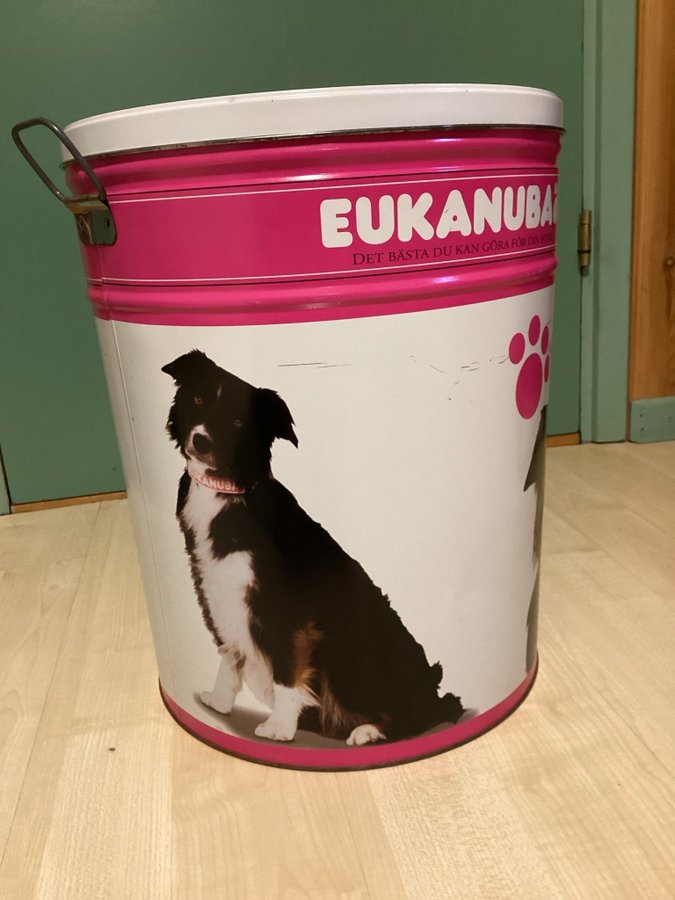 Fodertunna från Eukanuba, 38 cm hög och 31 cm i diameter