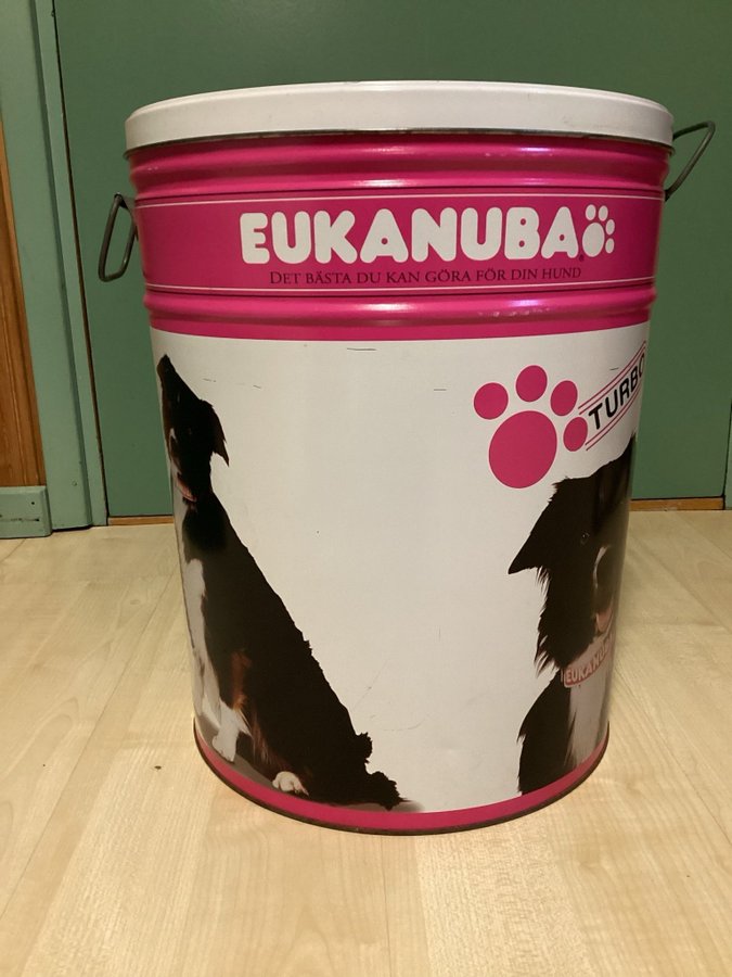 Fodertunna från Eukanuba, 38 cm hög och 31 cm i diameter