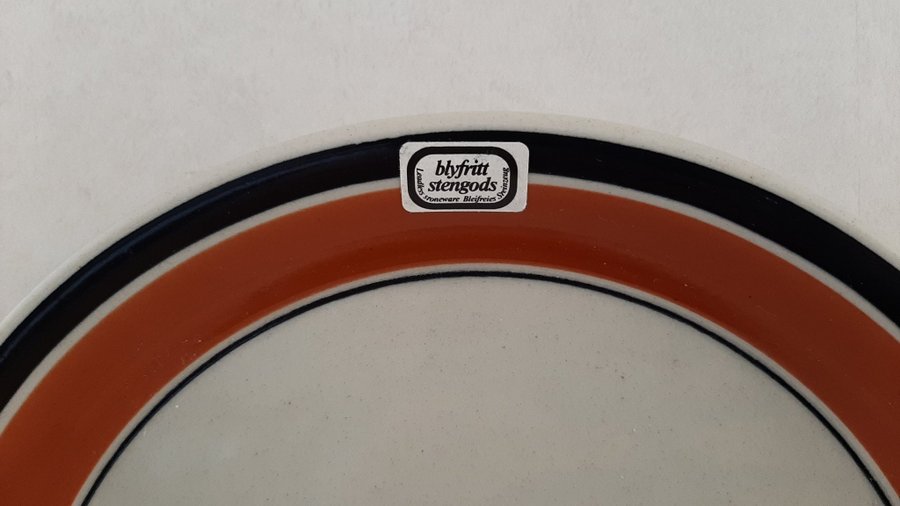 HÖGANÄS RANDA BANDA HERTHA BENGTSON TALLRIK NY OANVÄND 24 CM I DIAMETER