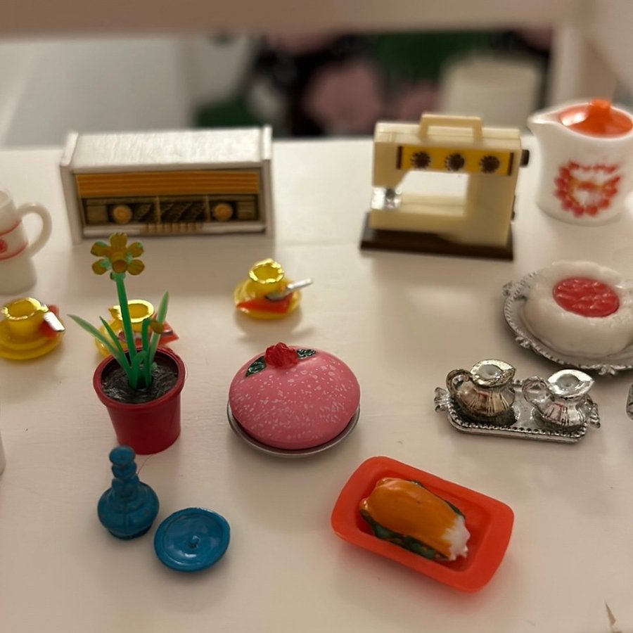 Lundby dockskåp - ett set med diverse retro tillbehör