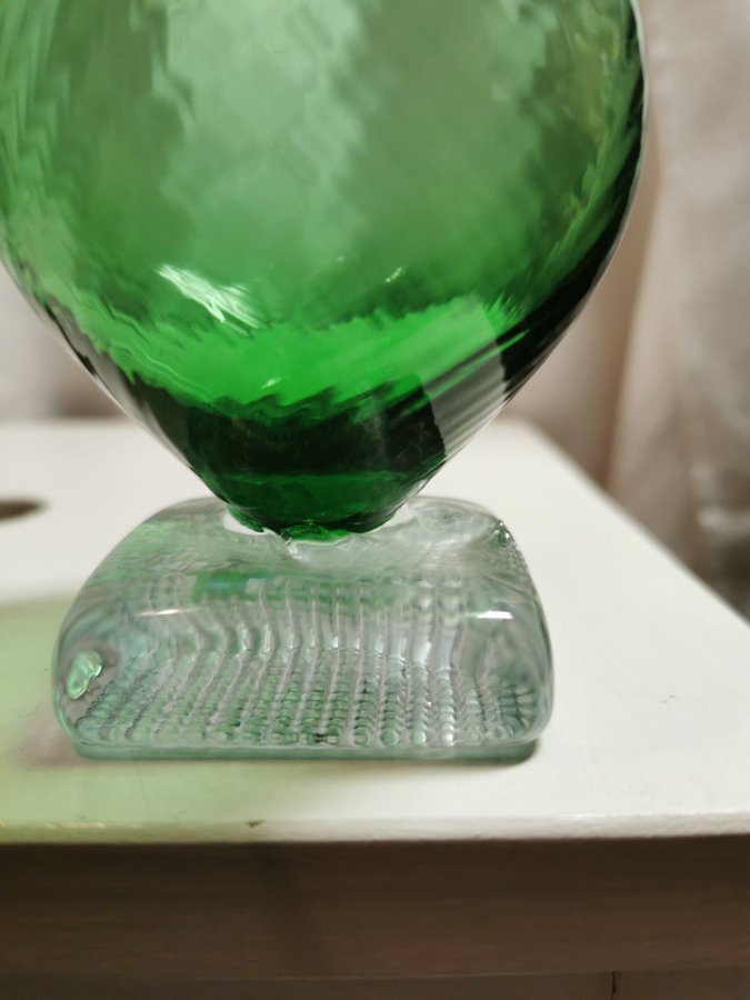 Vintage green glass~vase~60tal~70tal~retro