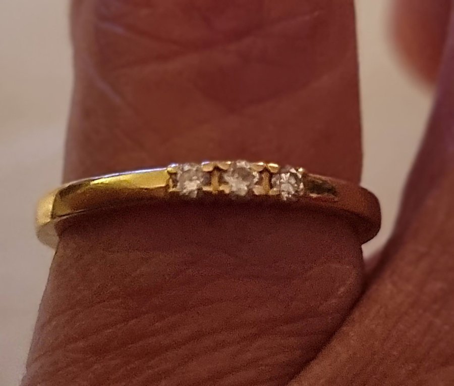 Guldring 18K med 3 diamanter