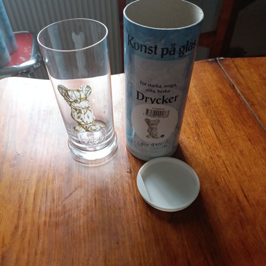 Glas i kristall med motiv från Lasse Åberg