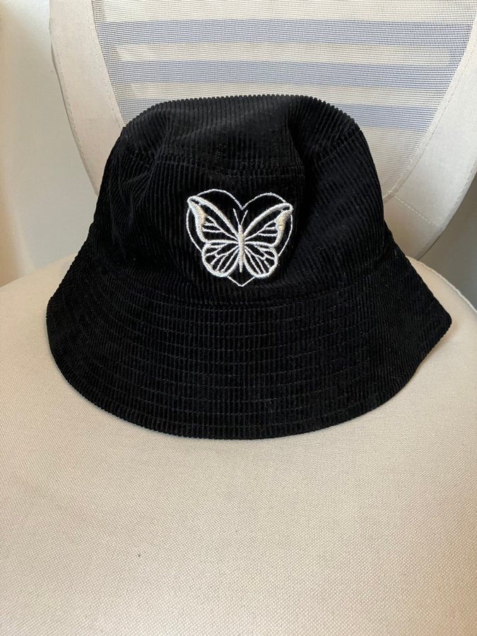 Svart bucket hat med fjäril