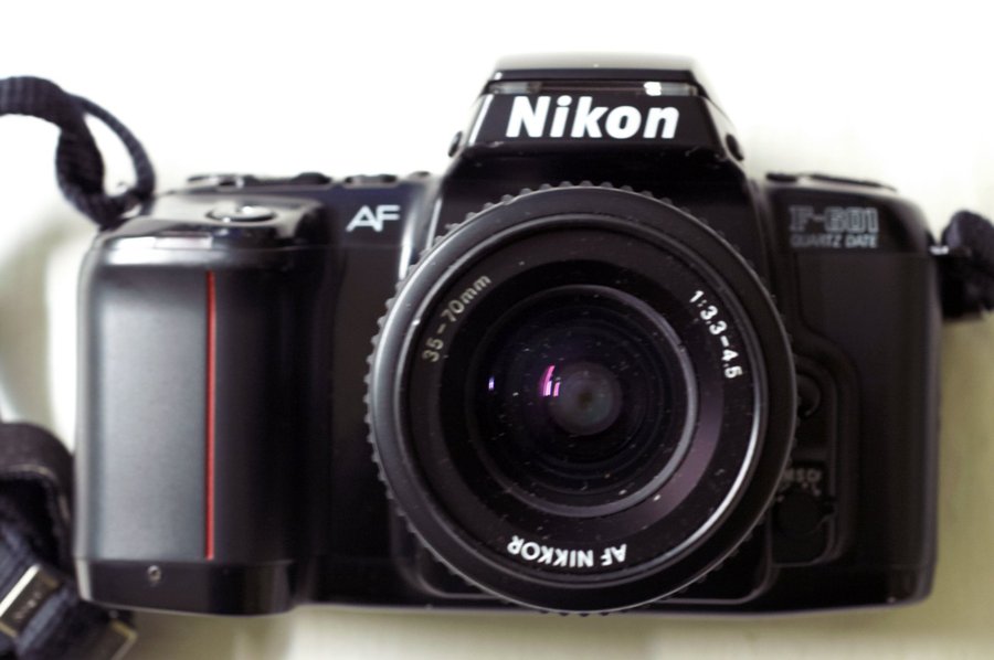 NIKON F-601 QUARTZ DATE + AF NIKKOR 35-70 mm F1:3.3-4.5