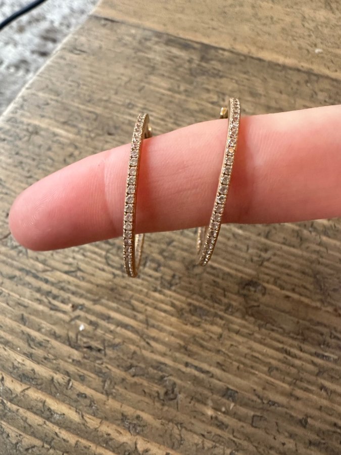 Guldplätterade hoops med strass från Safira